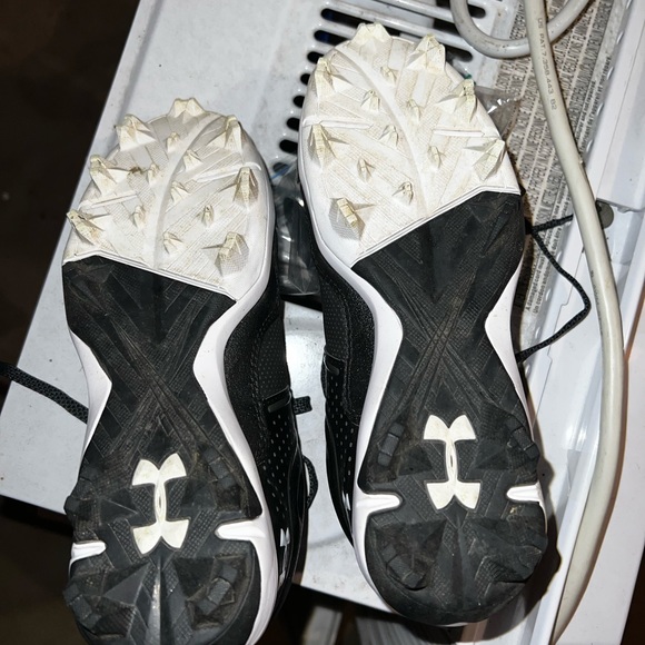 Girl black/white under armour softball cleats.size 5.5 - Picture 4 of 4